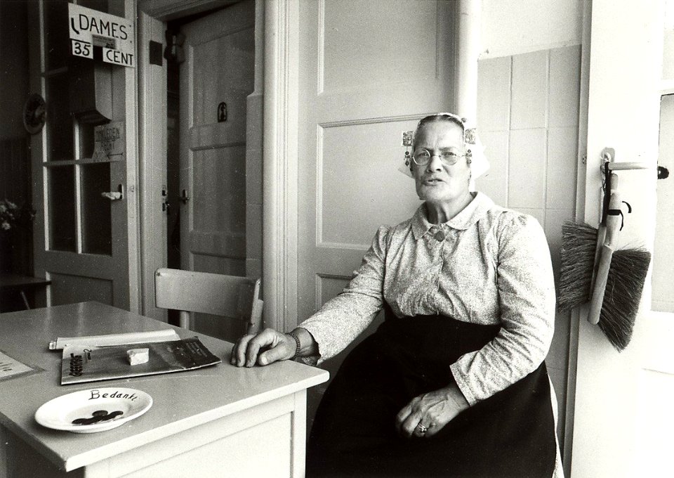 Toiletjuffrouw Rie Molenaar van Plasserie de Uitkomst. Aangekocht van United Photos de Boer bv. - Negatiefnummer 32593 k 23. - Gepubliceerd in het Haarlems Dagblad van 29.06.1990. Identificatienummer 