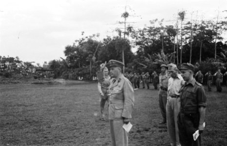 Tjikampek. Elf officieren van de 2e Infanterie Brigade Groep werden te velde bee, Bestanddeelnr 375-3-1