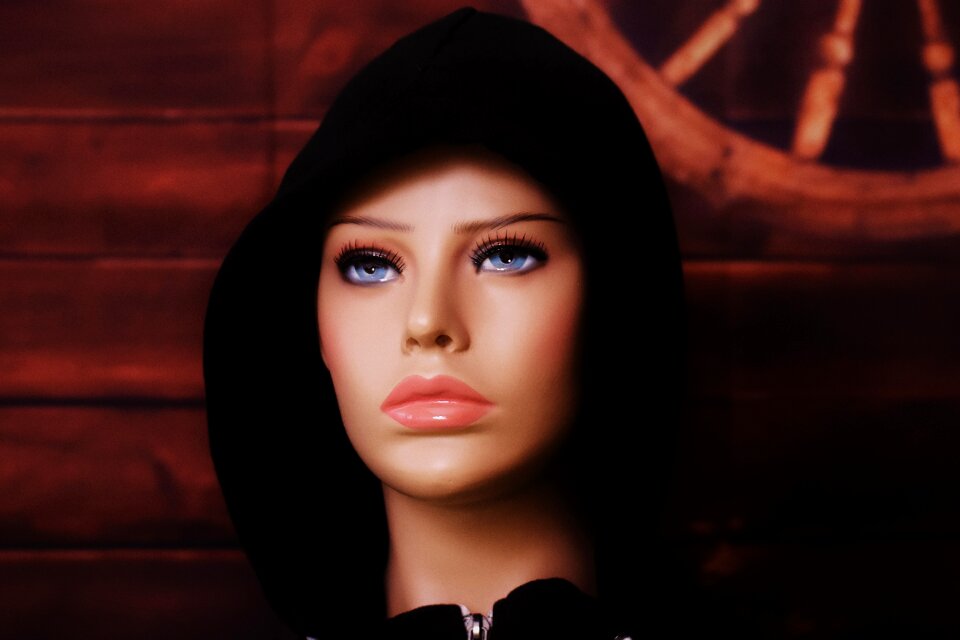 Model mysterious blue eye