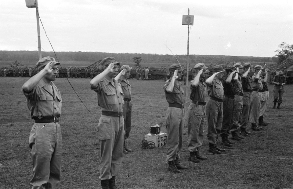 Tjikampek. Elf officieren van de 2e Infanterie Brigade Groep werden te velde bee, Bestanddeelnr 375-6-5