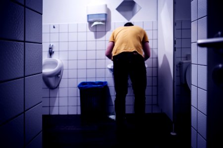 Toilette in Schmitz Katze in Tübingen mit sich übergebendem Studenten