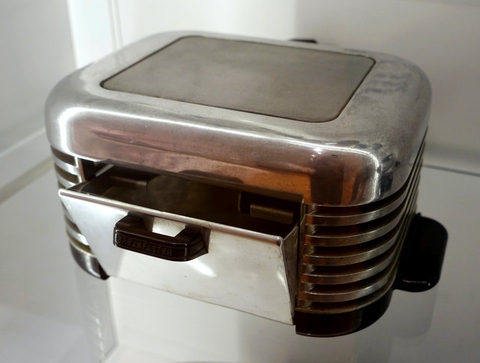 Toaster, Model T2, Calkins Appliance Company, Niles, Michigan, 1930-1935, chrome, bakelite, aluminum, cotton - Museum für Angewandte Kunst Köln - Cologne, Germany - DSC09520