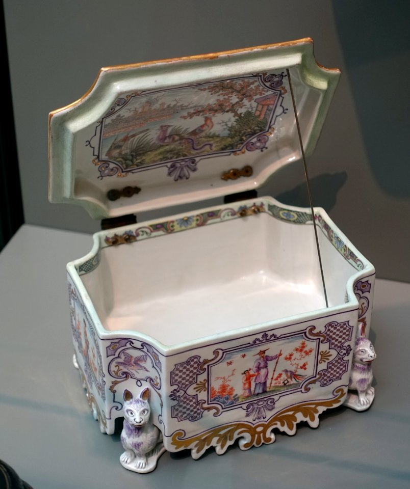 Tobacco box, Du Paquier Factory, c. 1730-1735, hard-paste porcelain - Wadsworth Atheneum - Hartford, CT - DSC05380