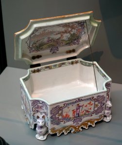 Tobacco box, Du Paquier Factory, c. 1730-1735, hard-paste porcelain - Wadsworth Atheneum - Hartford, CT - DSC05380