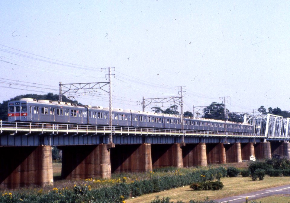Tokyu 8500 approaching Tamagawa En