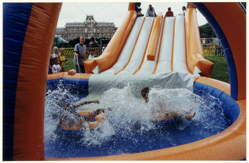 Tobbedansen op de Stuif-Stuif van 1997 op het Ripperda terrein. NL-HlmNHA 54028657