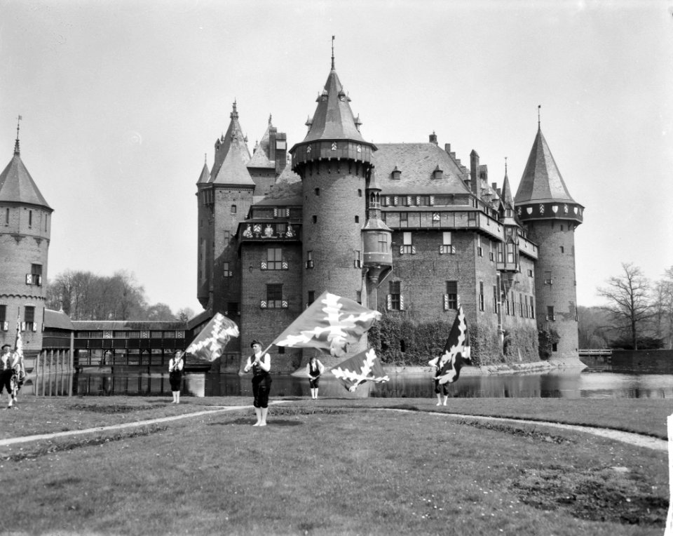 To-day Show op Kasteel De Haar te Haarzuilen, vendelzwaaiers, Bestanddeelnr 915-0903