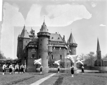 To-day Show op Kasteel De Haar te Haarzuilen, de vendelzwaaiers uit Valkenswaard, Bestanddeelnr 915-0899