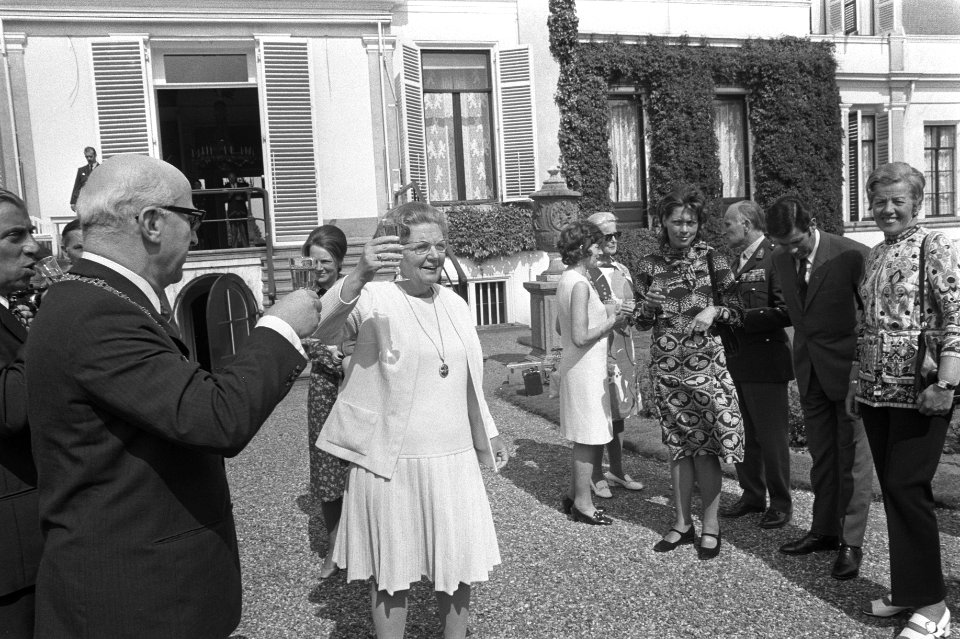 Toast op de overwinning van Ajax, burgemeester Samkalden (l) en koningin Juliana, Bestanddeelnr 924-6145