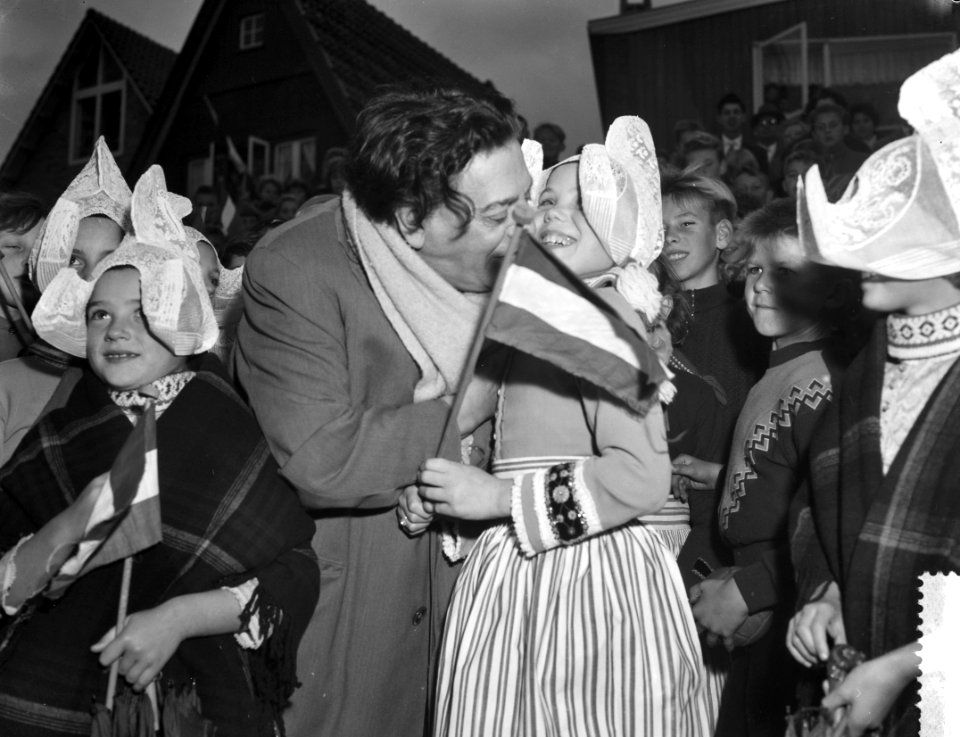 Tito Schipa in Volendam, begroeting na aankomst door een Volendams meisje, Bestanddeelnr 910-7872