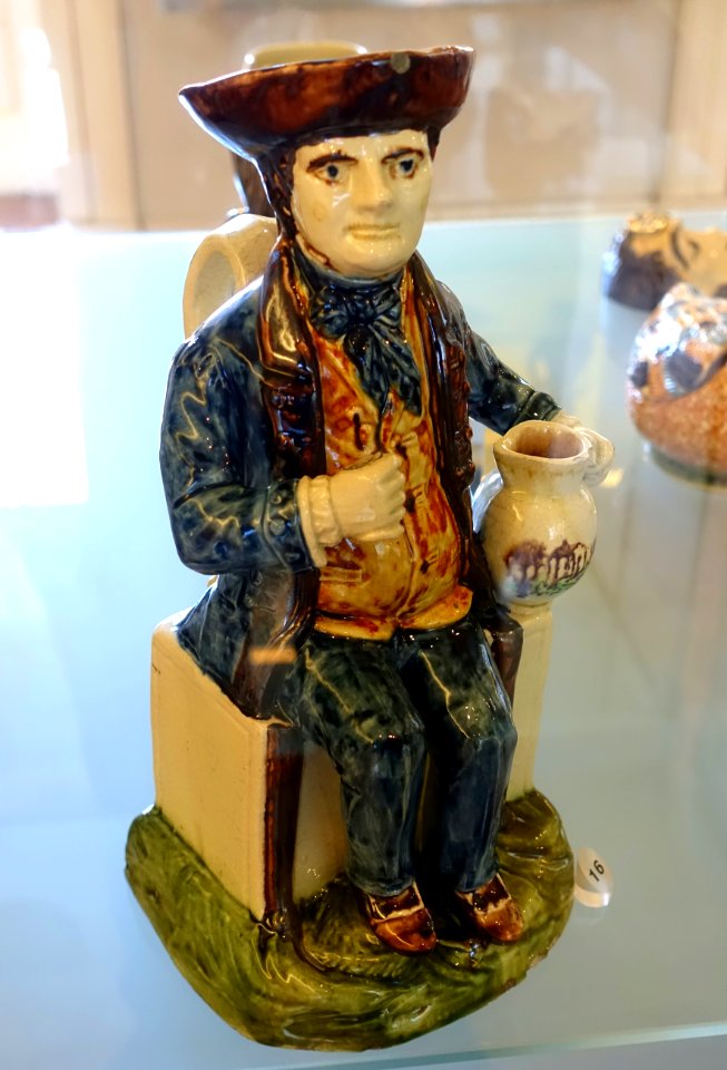 Toby jug, c. 1790-1860, faience with calcinated flint - Fábrica de Cavaquinho - Museu Nacional de Soares dos Reis - Porto, Portugal - DSC00414
