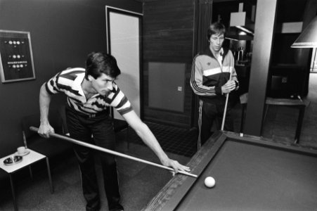 Tjeu La Ling en Arnold Mühren (met gestreept shirt) aan het biljarten, Bestanddeelnr 931-7353