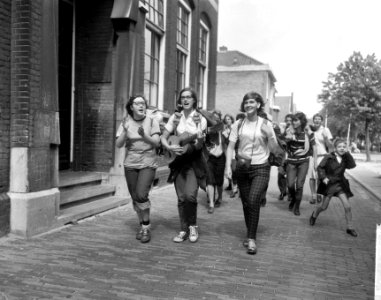 Tochtgenoten van St. Franciscus gestart voor 7-daagse voettocht gestart te Zaand, Bestanddeelnr 918-0269