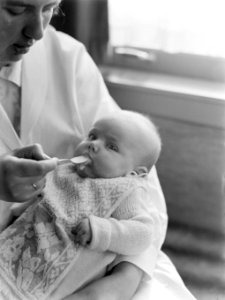 Titia voert haar dochtertje Agnes pap, Bestanddeelnr 189-1176