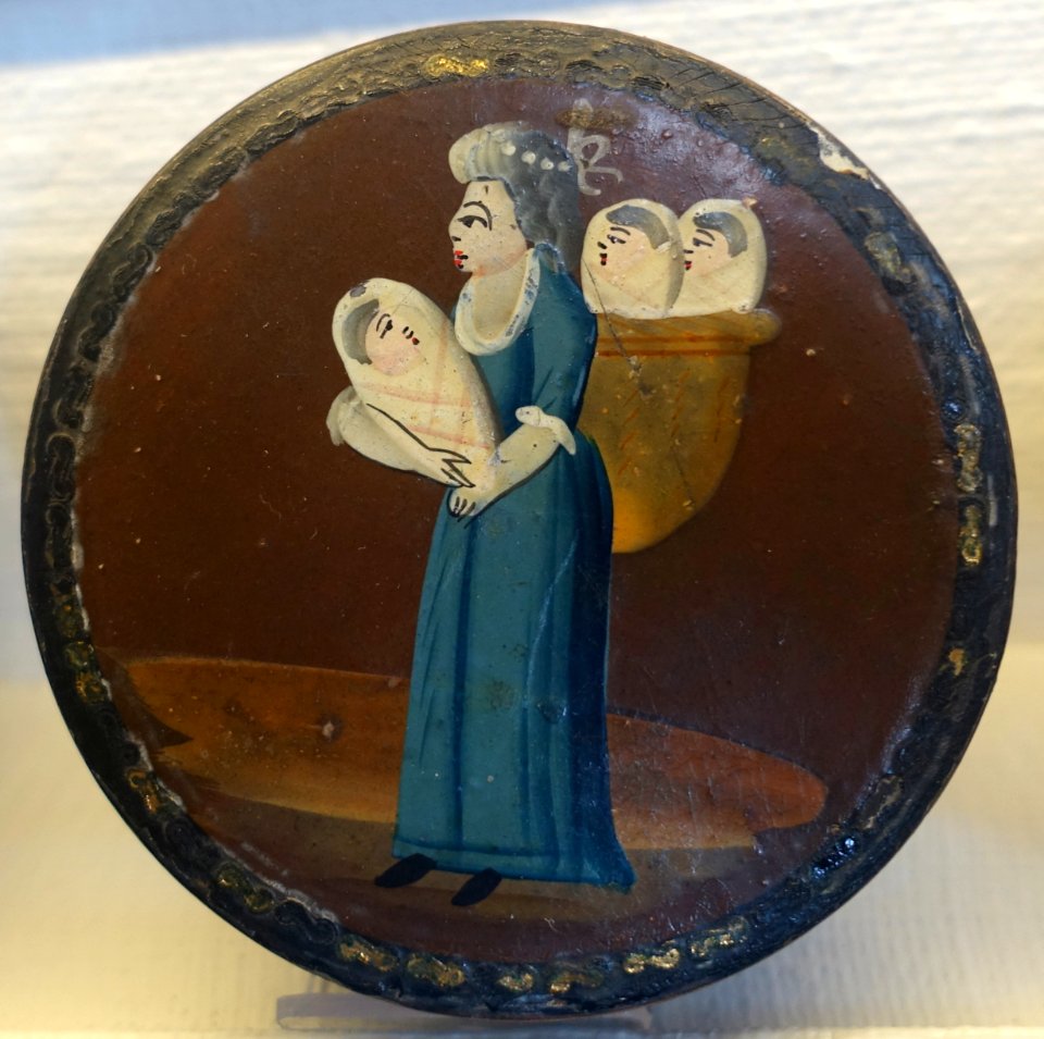 Tobacco box with woman carrying three babies, Havero, Uppland, 1700s, lacquer - Nordiska museet - Stockholm, Sweden - DSC09993