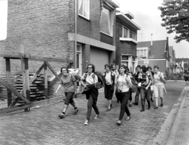 Tochtgenoten van St. Franciscus gestart voor 7-daagse voettocht gestart te Zaand, Bestanddeelnr 918-0268