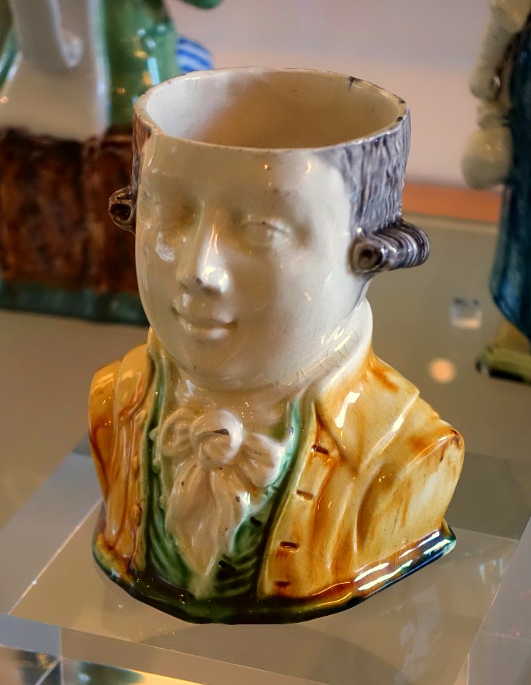 Tobacco jar, c. 1790-1860, faience with calcinated flint - Fábrica de Cavaquinho - Museu Nacional de Soares dos Reis - Porto, Portugal - DSC00415
