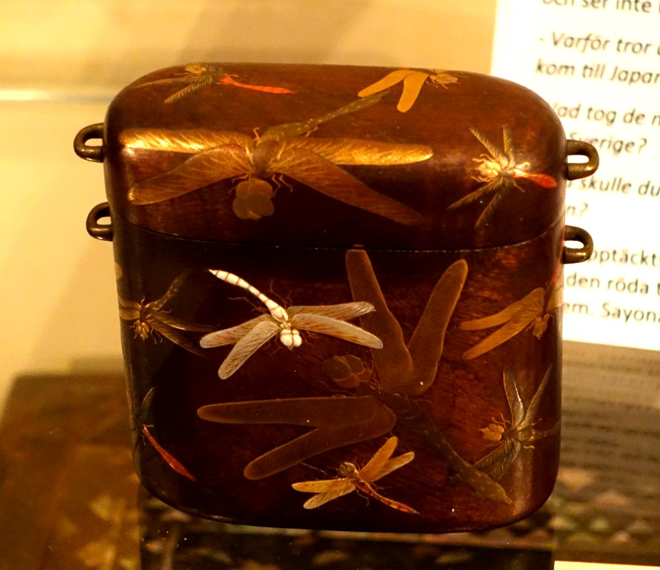 Tobacco case, Japan, 19th century, lacquer and inlays on wood - Östasiatiska museet, Stockholm - DSC09182