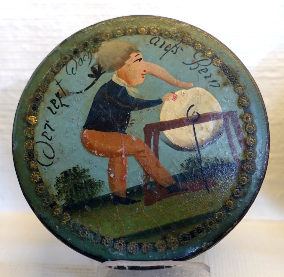 Tobacco box with man sharpening nose and inscription 'Wer iezt doch aiess Rein', 1700s, lacquer - Nordiska museet - Stockholm, Sweden - DSC09991