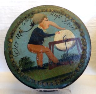 Tobacco box with man sharpening nose and inscription 'Wer iezt doch aiess Rein', 1700s, lacquer - Nordiska museet - Stockholm, Sweden - DSC09991
