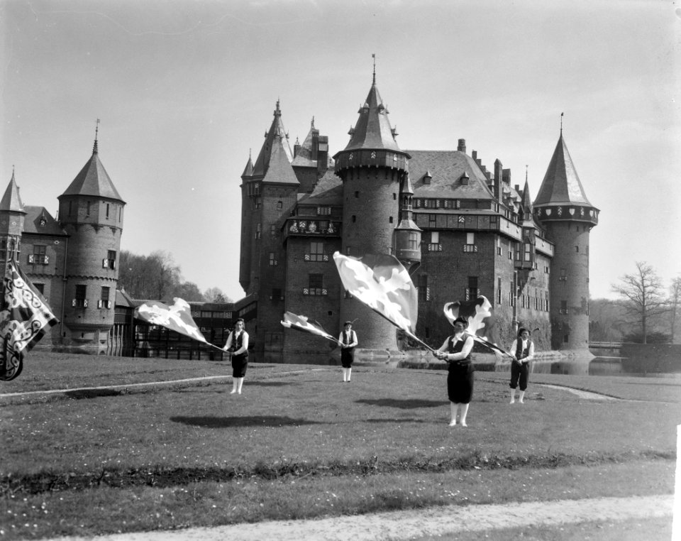 To-day Show op Kasteel De Haar te Haarzuilen, vendelzwaaiers, Bestanddeelnr 915-0901