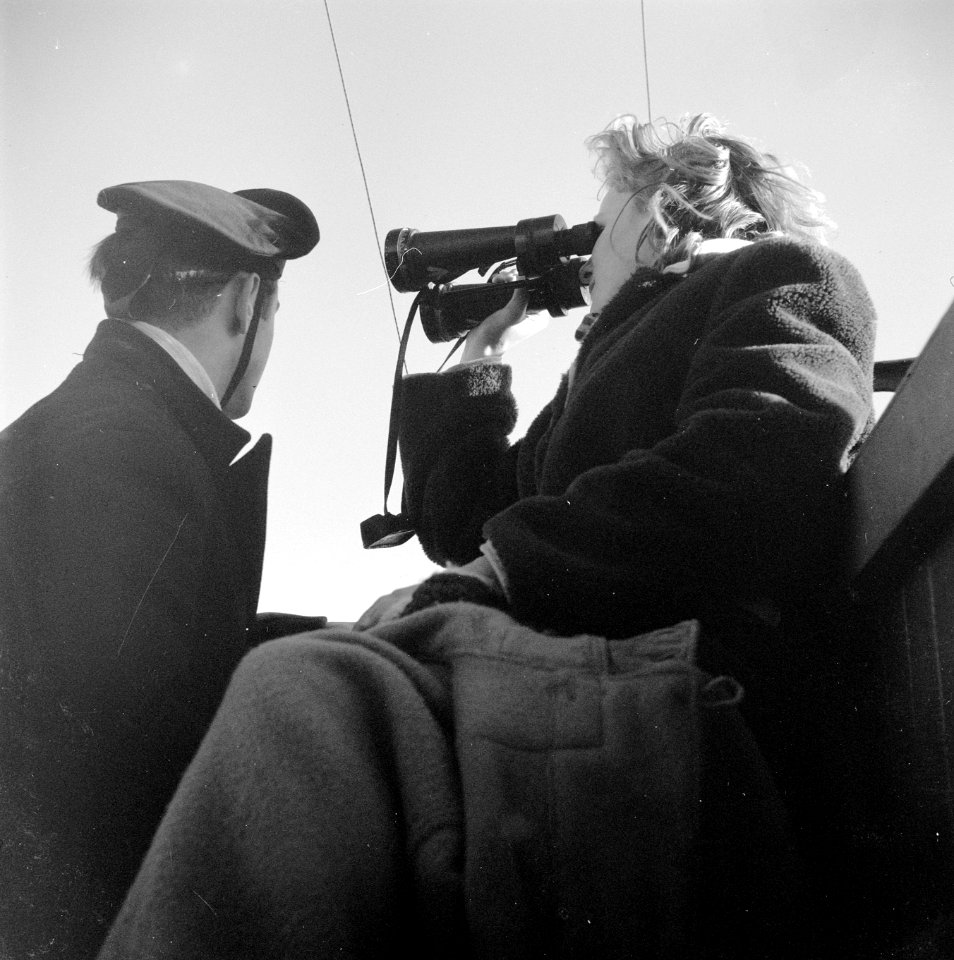 Tocht met Hr. Ms. Johan Maurits van Nassau (F802). Vrouw met verrekijker, Bestanddeelnr 902-4550