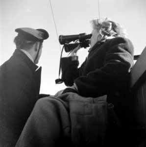 Tocht met Hr. Ms. Johan Maurits van Nassau (F802). Vrouw met verrekijker, Bestanddeelnr 902-4550