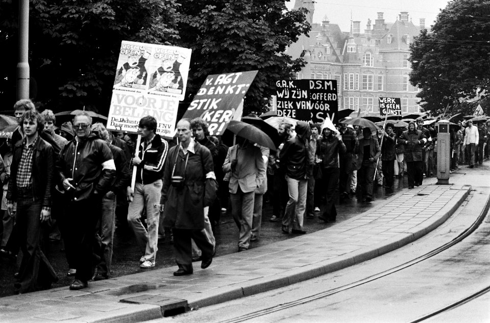 Tocht door Den Haag met spandoeken, daarop o.a. VDSM geofferd voor RSV en GAK, Bestanddeelnr 930-3135