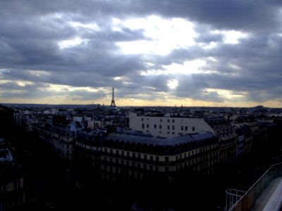 Tour IJffel, seen from Printemps photo