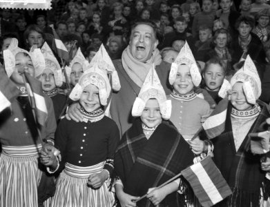 Tito Schipa in Volendam, Tito Schipa zingt op de achtergrond kinderen in Volenda, Bestanddeelnr 910-7870