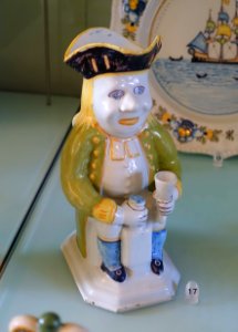 Toby mug, 18th-19th century, faience - Fábrica de Viana do Castelo - Museu Nacional de Soares dos Reis - Porto, Portugal - DSC00395