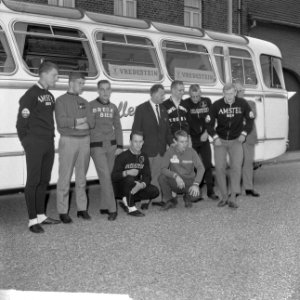 Tour de lAvenir , de renners met hun ploegleider Sjefke Janssen voor de bus, Bestanddeelnr 917-8767