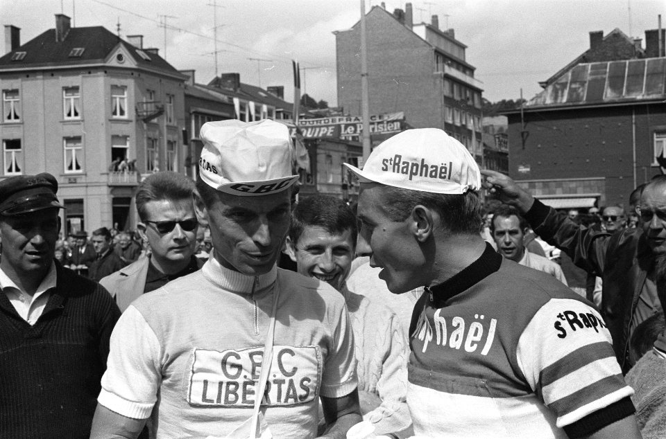 Tour de France bij de start Anquetil (rechts) en Rik van Looy, Bestanddeelnr 915-3093