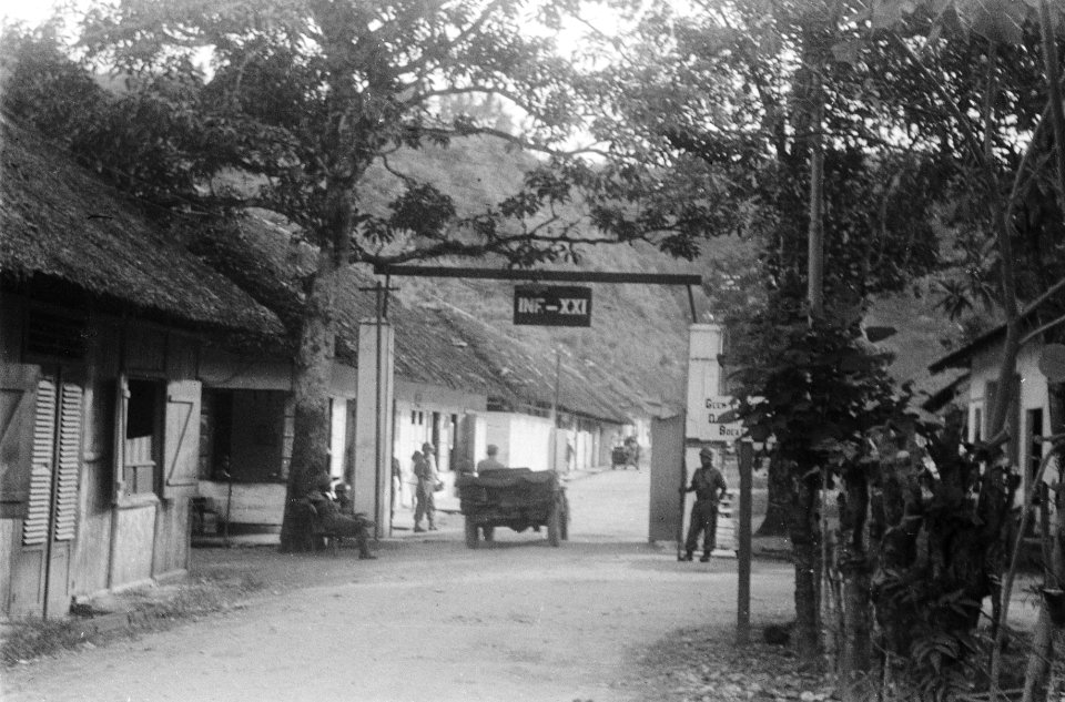 Toegang tot de kazerne. Boven de poort hangt een bord met opschrift INF - XXI, Bestanddeelnr 1566-7-1