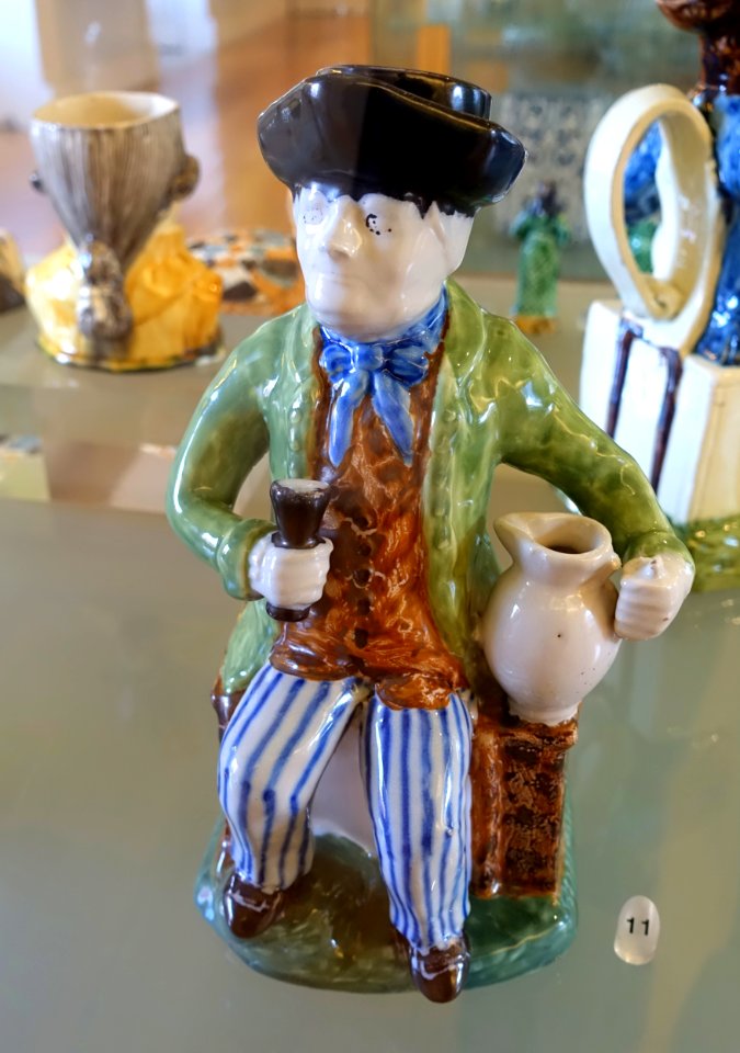 Toby jug, c. 1790-1860, faience - Fábrica de Cavaquinho - Museu Nacional de Soares dos Reis - Porto, Portugal - DSC00410