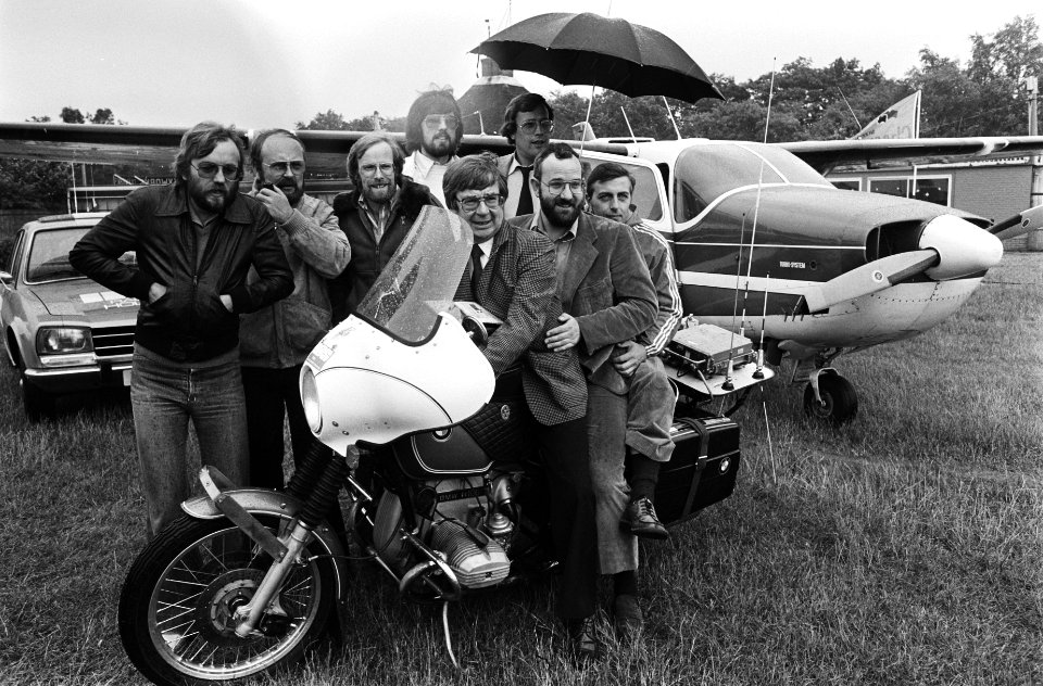 Tour de France equipe NOS radio Theo Koomen , Hans Prakke en Heinze Bakker op d, Bestanddeelnr 929-7972