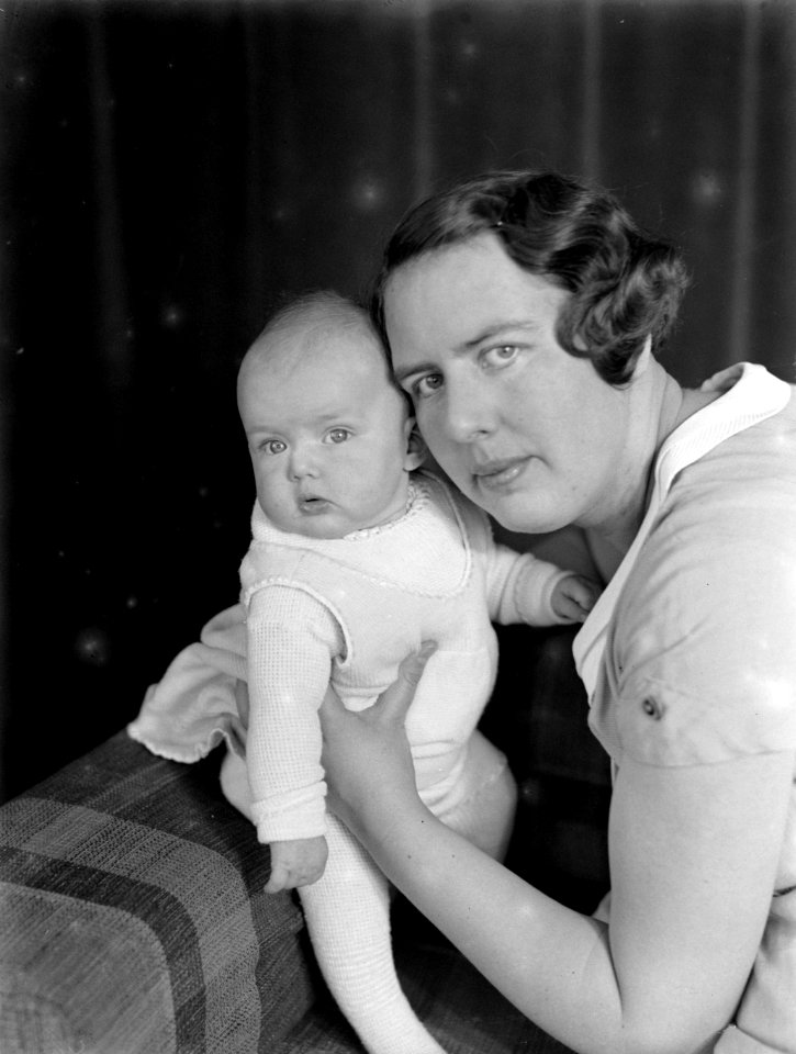 Titia poseert met haar dochtertje Agnes, Bestanddeelnr 189-1168