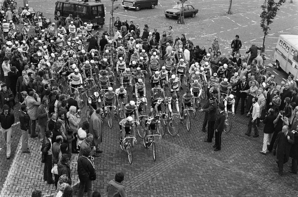 Tour de France 1e gedeelte, 1e etappe, Leiden St. Willibrord , overzicht start, Bestanddeelnr 929-8012