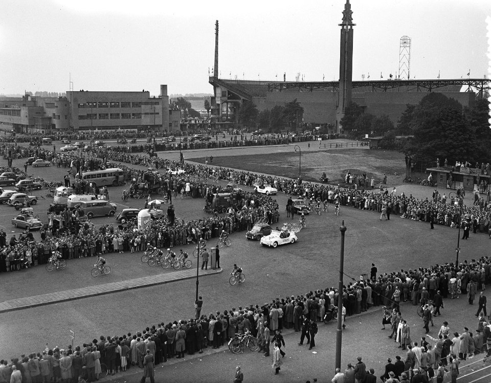Tour de France , vertrek uit Amsterdam, de Tour caravaan verlaat het Stadion (ov, Bestanddeelnr 906-5810