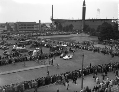Tour de France , vertrek uit Amsterdam, de Tour caravaan verlaat het Stadion (ov, Bestanddeelnr 906-5810