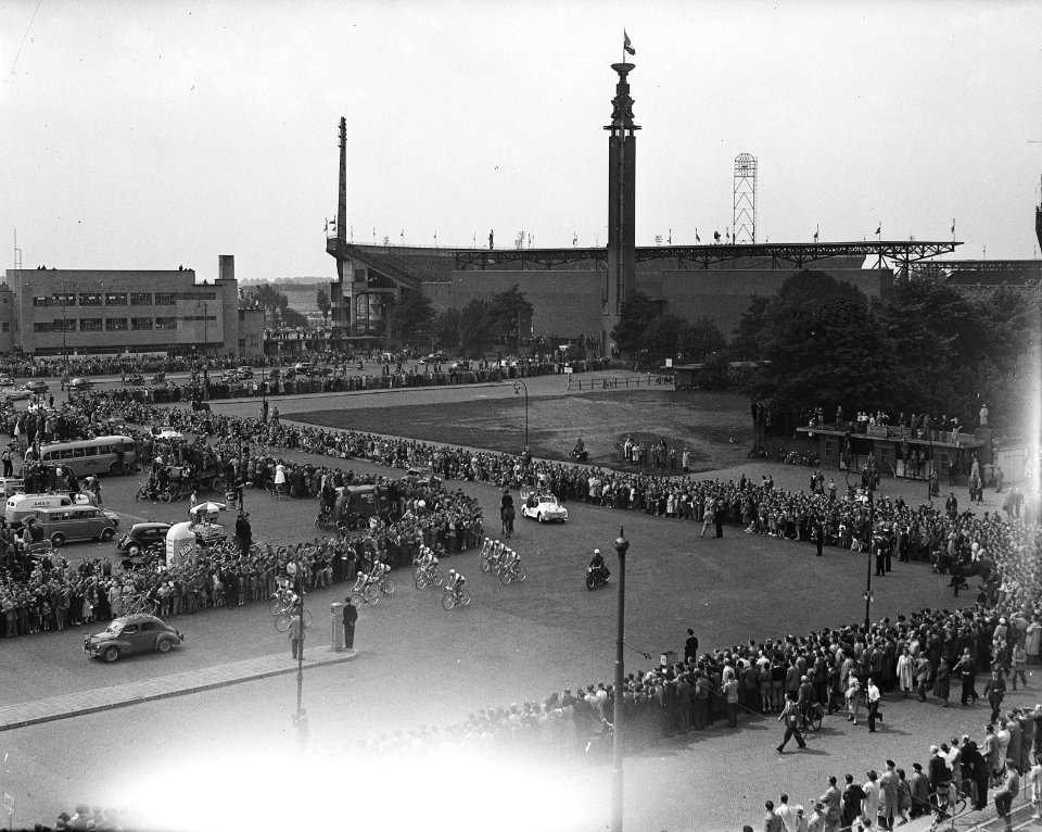 Tour de France , vertrek uit Amsterdam, de Tour karavaan verlaat het Stadion, Bestanddeelnr 906-5809