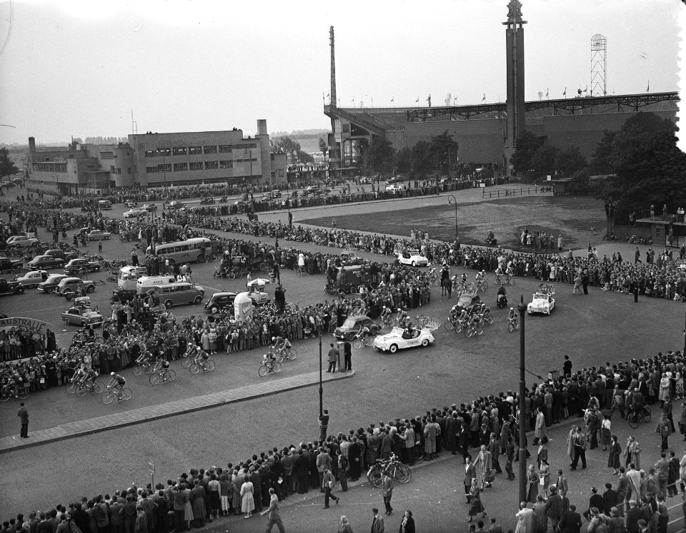 Tour de France , vertrek uit Amsterdam, de Tour caravaan verlaat het Stadion, Bestanddeelnr 906-5813