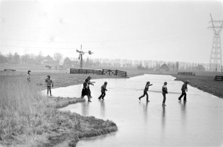 Toch nog winter kinderen proberen ijs in Den Ilp, Bestanddeelnr 929-5668 photo