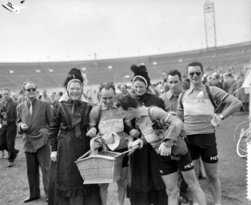 Tour de France , vertrek uit Amsterdam, renners krijgen mandje van vrouwen in ou, Bestanddeelnr 906-5805