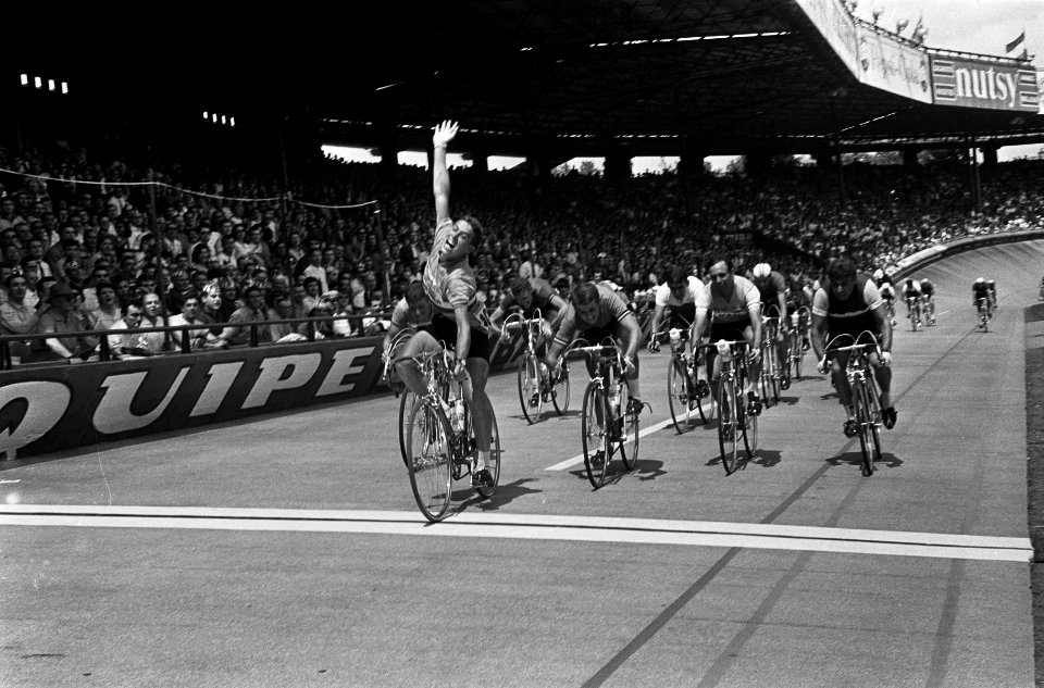 Tour de l'Avenir Aankomst Parijs Gerben Karstens als eerste over de streep lin, Bestanddeelnr 916-6418