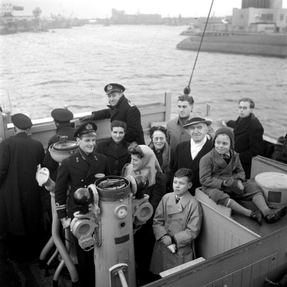 Tocht met Hr. Ms. Johan Maurits van Nassau (F802). Burgers poseren, Bestanddeelnr 902-4551