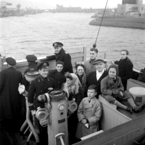 Tocht met Hr. Ms. Johan Maurits van Nassau (F802). Burgers poseren, Bestanddeelnr 902-4551