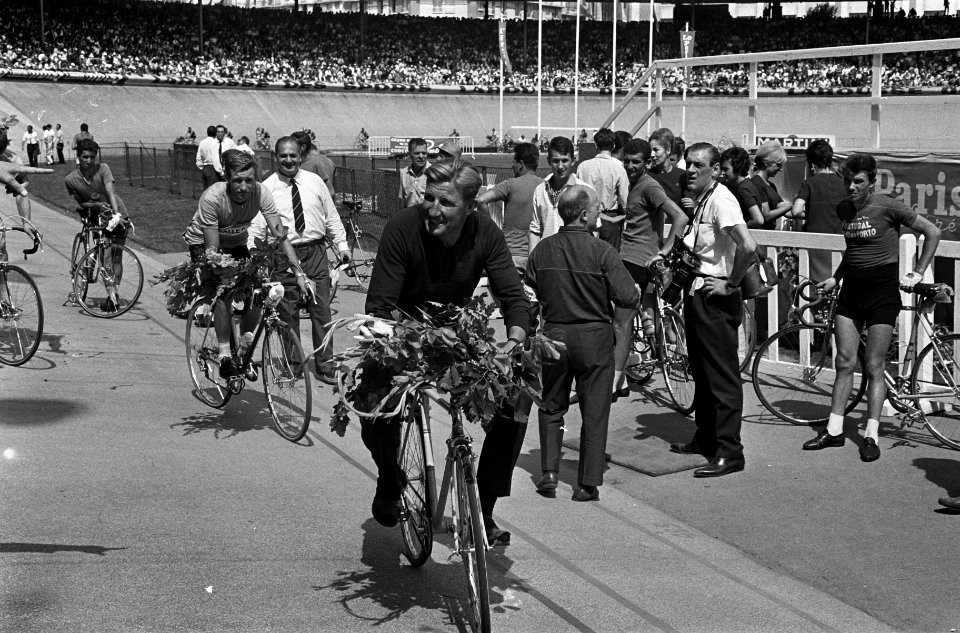 Tour de l'Avenir aankomst Parijs Ploegleider Gerrit Schulte op de fiets (van G, Bestanddeelnr 916-6427