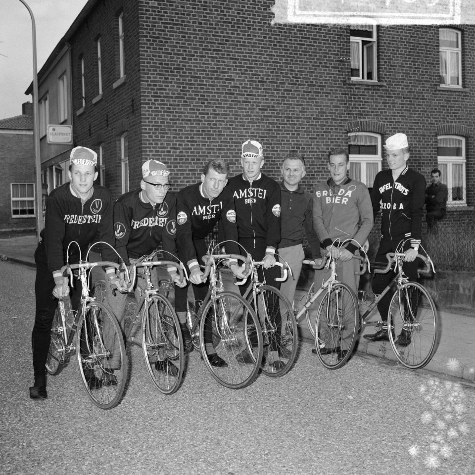 Tour de lAvenir , de renners met hun ploegleider Sjefke Janssen voor de bus, Bestanddeelnr 917-8769
