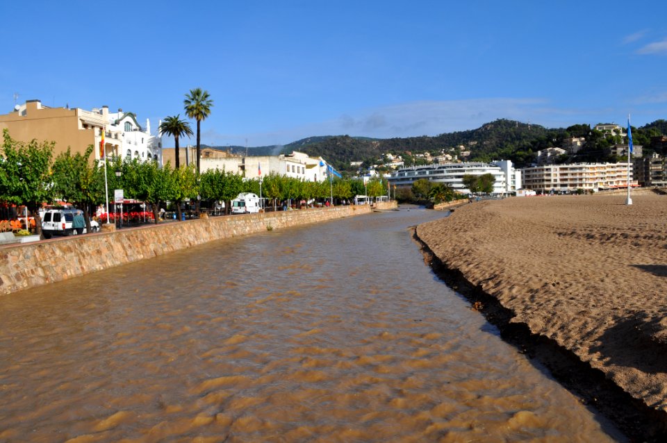 Tossa-Fluss, vor Strandpromenade
